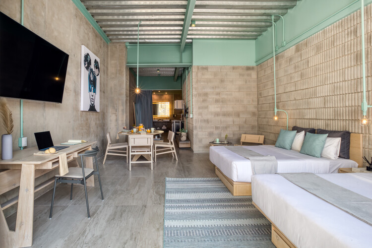 QO Apartments / Archetonic - Фотография интерьера, гостиная, стол, стул