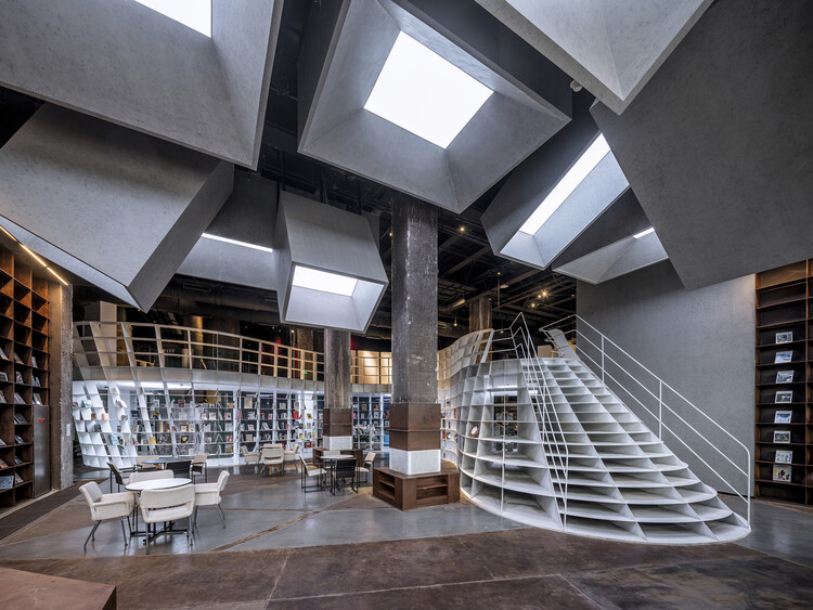 Книжный магазин в Домне / HyperSity Architects - Фотография интерьера, Балка