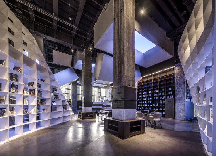 Книжный магазин в Домне / HyperSity Architects - Фотография интерьера