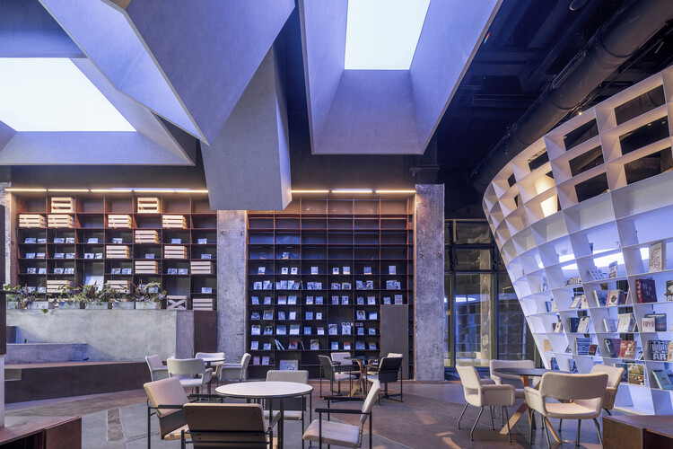 Книжный магазин в Домне / HyperSity Architects - Фотография экстерьера, Стол, Стул