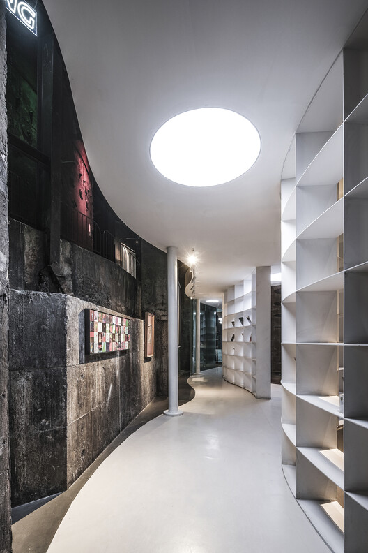 Книжный магазин в Домне / HyperSity Architects - Фотография интерьера, освещение, стеллажи