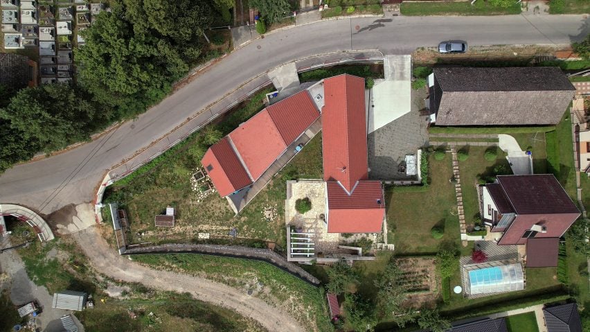 Вид с воздуха на новый дом со старой мельницей от RDTH Architekti