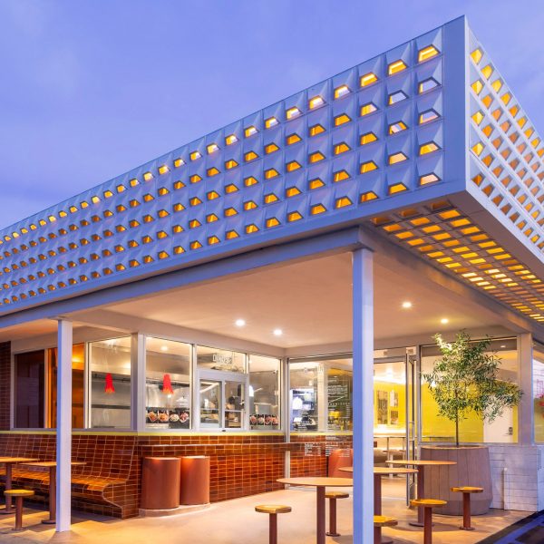 Куриный ресторан Preen Inc в Лос-Анджелесе «светится изнутри»