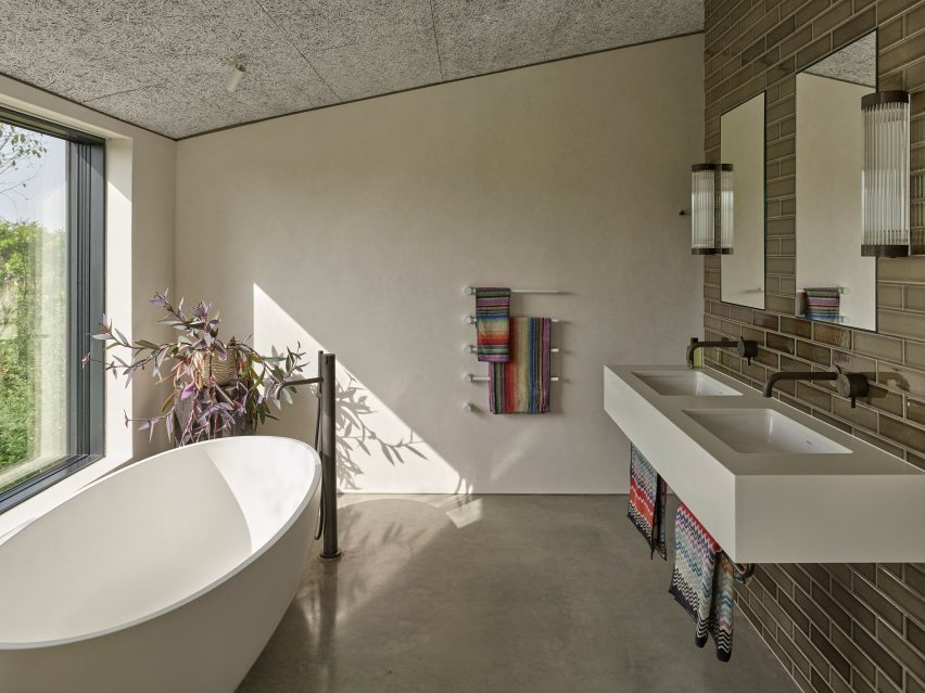 Ванная комната в современном оазисе от Richard Parr Associates