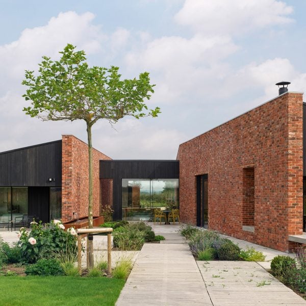 Компания Richard Parr Associates построила дом из обгоревшего дерева в сельской местности Великобритании
