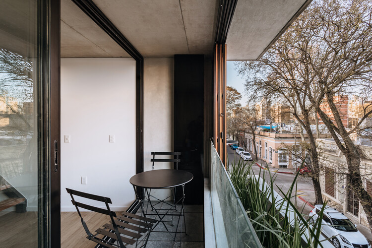 LL Inhouse / Arcieri Arquitectura - Фотография интерьера, стол, фасад, стул