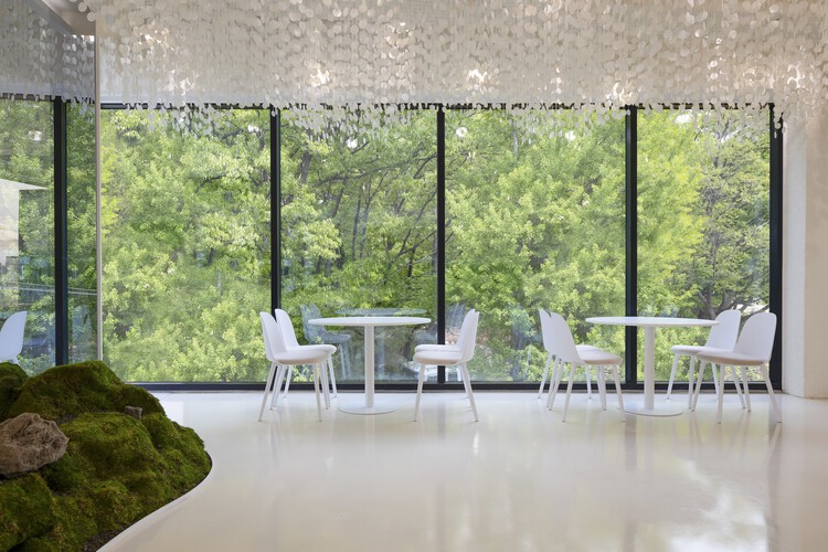 Ресторан Oreum / Dajoo Architect — фотография интерьера, стол, стул, окна