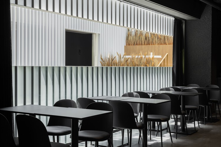 Ресторан Oreum / Dajoo Architect - Фотография интерьера, столовая, стол, окна, стул