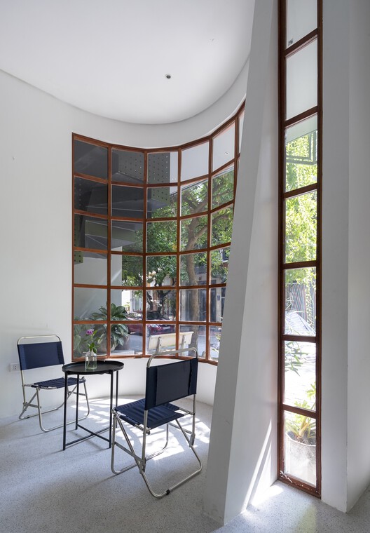 ML House / 007studio - Фотография интерьера, стул, стол, окна