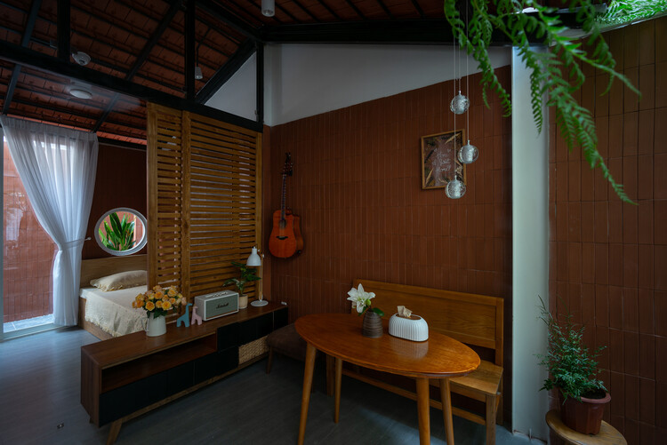 Дом Нхан Лан Ронг / THIA Architecture — Фотография интерьера, стол, дерево