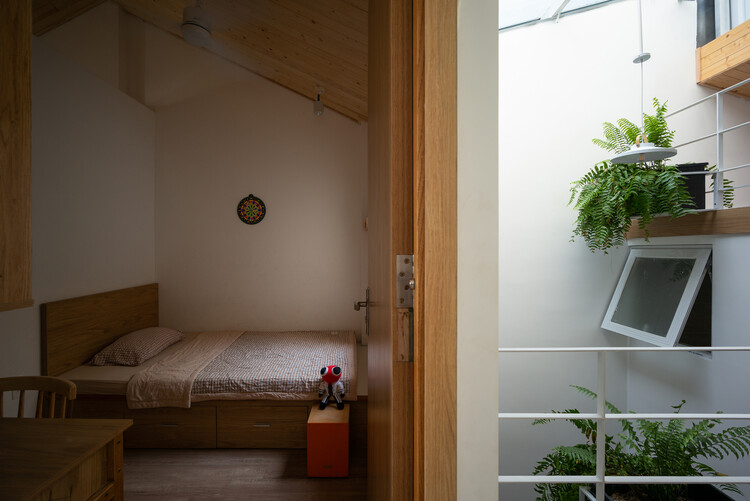 Дом Нхан Лан Ронг / THIA Architecture — Фотография интерьера, спальня, кровать, окна