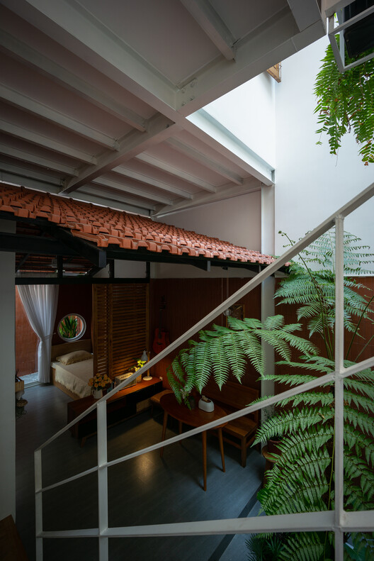 Дом Нхан Лан Ронг / THIA Architecture — Фотография интерьера, окна, перила, балка