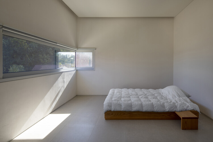 ee.jae House / 100A Associates - Фотография интерьера, спальни, окон