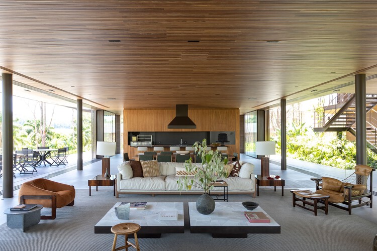 LGM House / Luciano Dalla Marta Arquitetura - Фотография интерьера, гостиная, стол, балка, стул