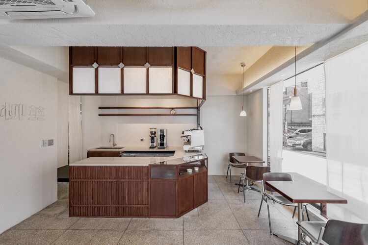UYOUNG Cafe / DEEF - Фотография интерьера, кухня, столешница, стол, стул, окна