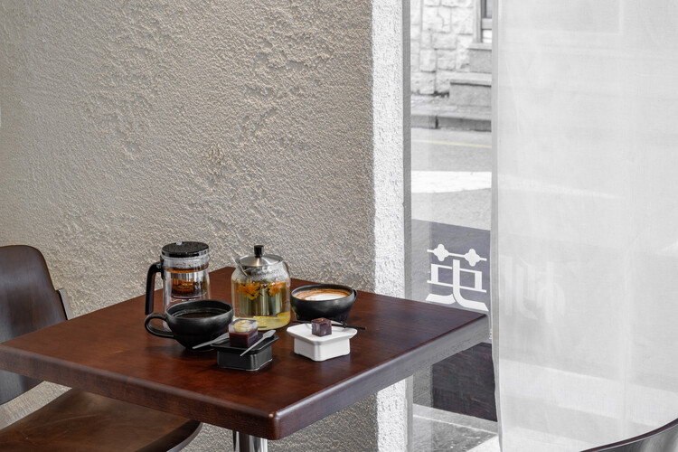 UYOUNG Cafe / DEEF - Фотография интерьера, стол, стул
