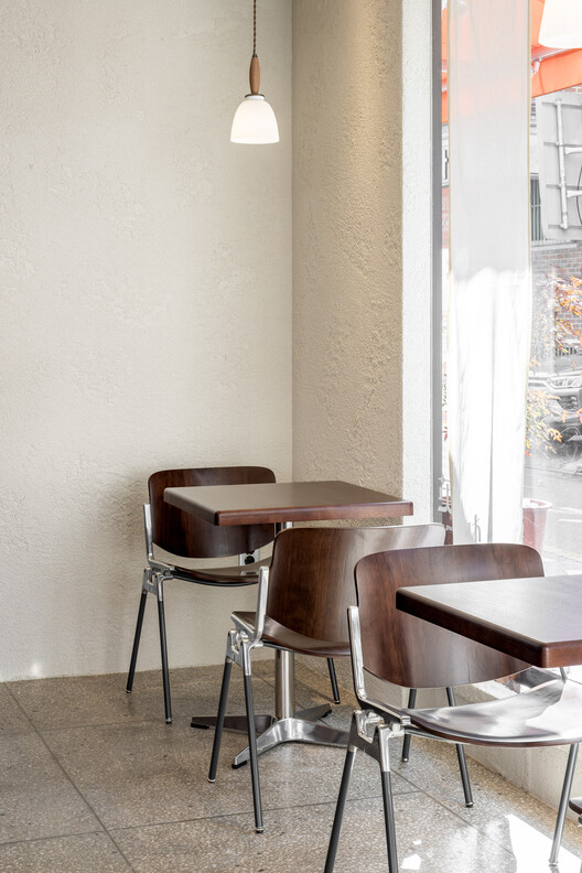 UYOUNG Cafe / DEEF - Фотография интерьера, стул, стол
