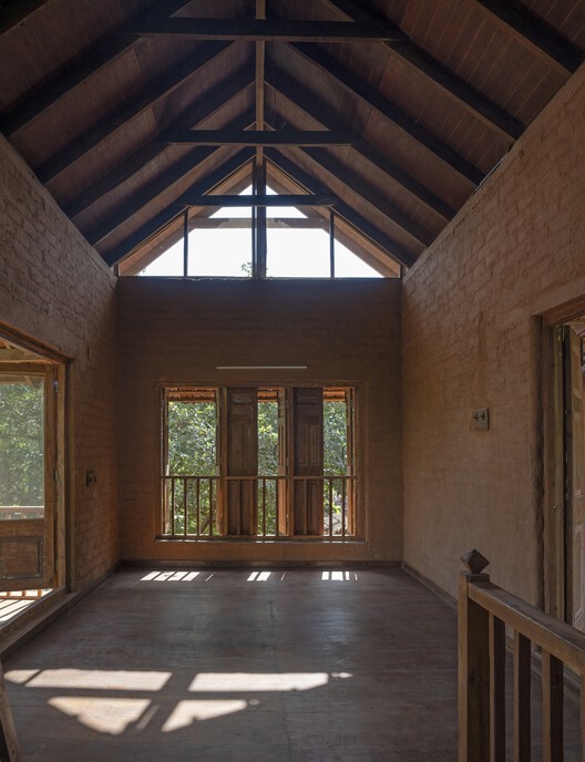 Дом из восстановленного золота / OutOfTheBox I Eco-Architects - Фотография интерьера, окна, дерево, балка