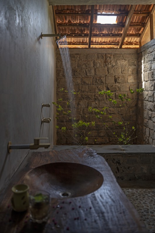 Дом из восстановленного золота / OutOfTheBox I Eco-Architects - Фотография экстерьера, Дерево, Раковина, Ванная комната, Балка
