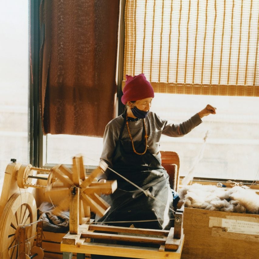 Шерсть як-хуллу производят семьи кочевников на Тибетском нагорье.