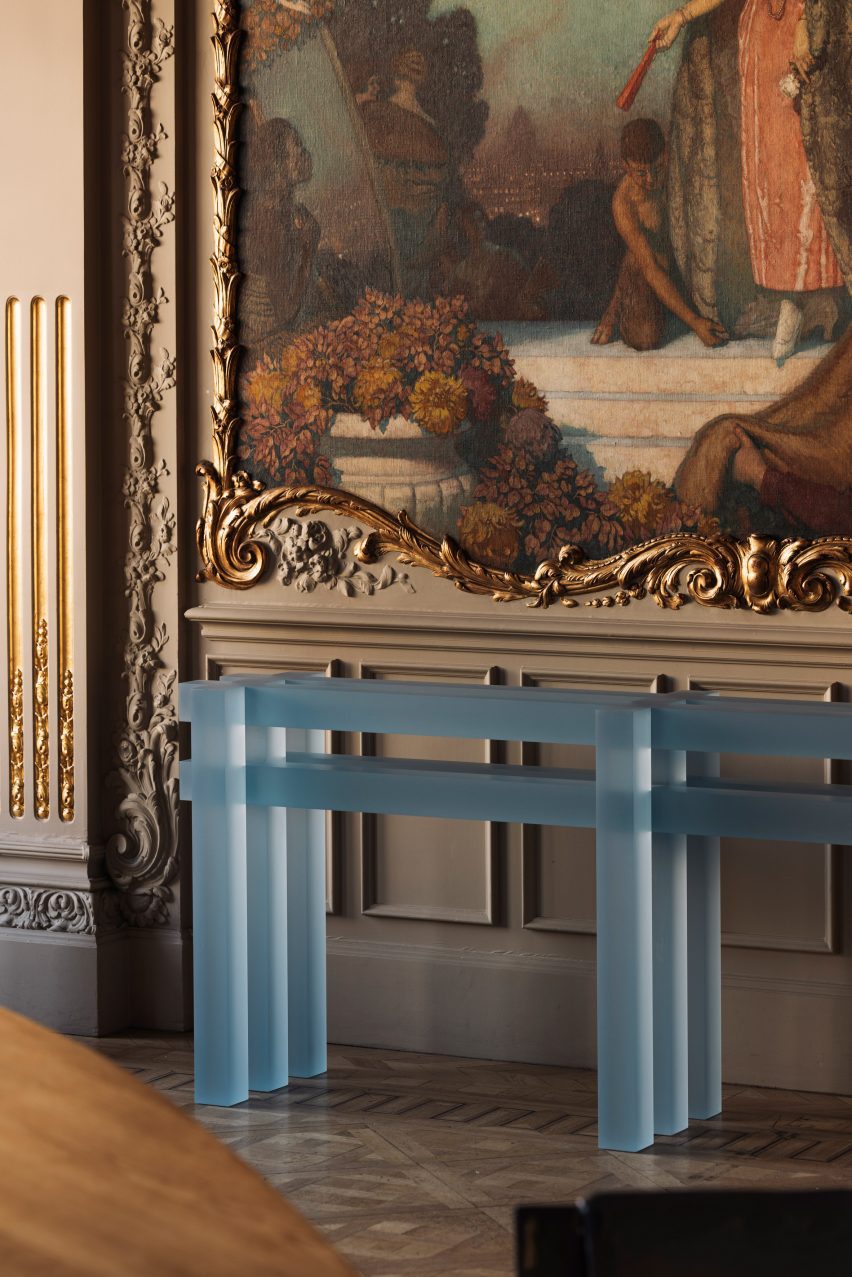 Консольный столик из полупрозрачной смолы от Laurids Gallée