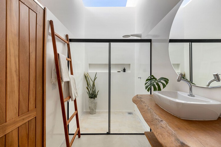 Как улучшить естественное освещение и вентиляцию в ванной комнате с помощью окна в душевой кабине — изображение 3 из 15