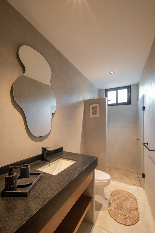 Как улучшить естественное освещение и вентиляцию в ванной комнате с помощью окна в душе — изображение 6 из 15