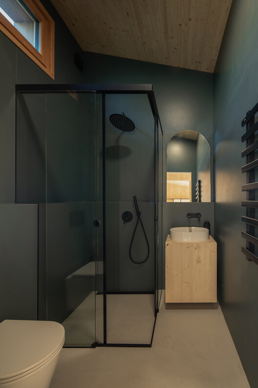 Как улучшить естественное освещение и вентиляцию в ванной комнате с помощью окна в душевой кабине — изображение 9 из 15