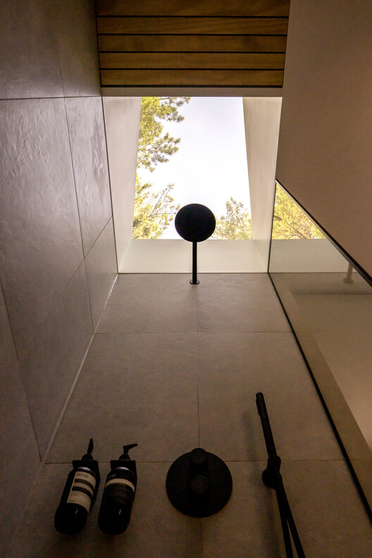 Как улучшить естественное освещение и вентиляцию в ванной комнате с помощью окна в душевой кабине — изображение 4 из 15