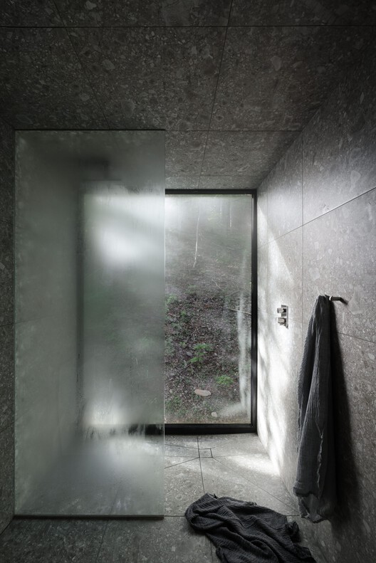 Как улучшить естественное освещение и вентиляцию в ванной комнате с помощью окна в душе — изображение 5 из 15