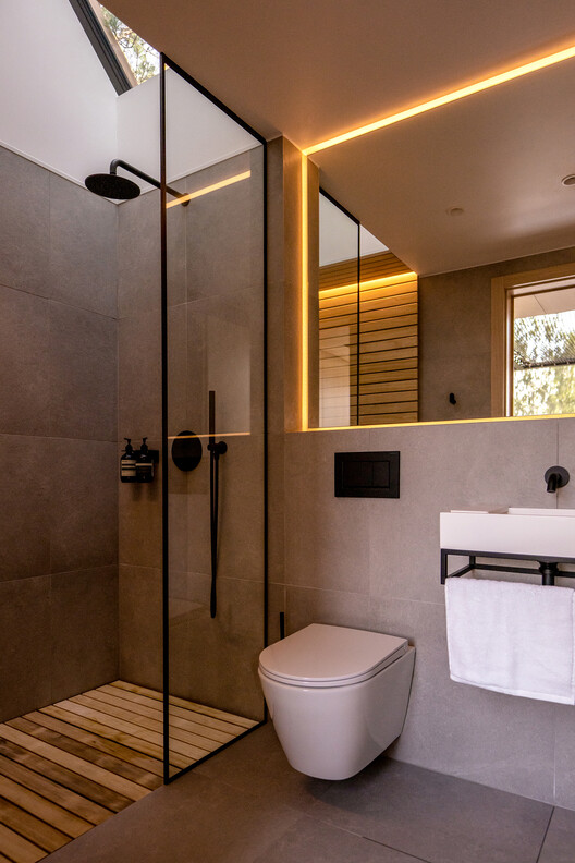 Как улучшить естественное освещение и вентиляцию в ванной комнате с помощью окна в душе — изображение 12 из 15