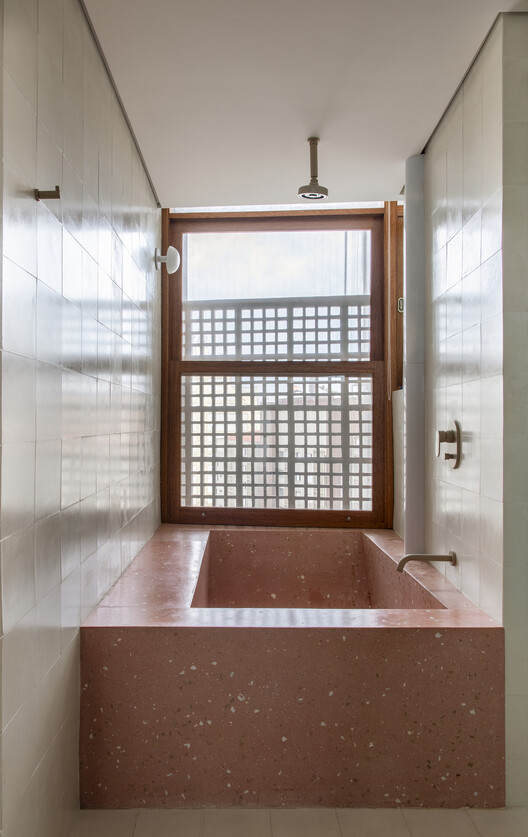 Как улучшить естественное освещение и вентиляцию в ванной комнате с помощью окна в душевой кабине — изображение 13 из 15