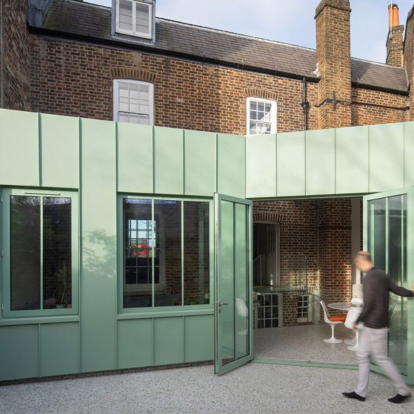 Studio Octopi добавляет мятно-зеленую пристройку к георгианскому дому в Лондоне