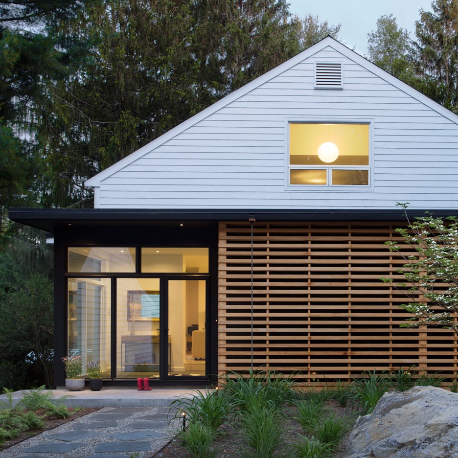 Дом с деревянным решетчатым фасадом