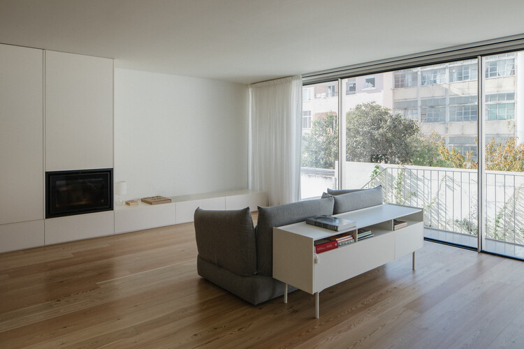 Galvão House / Atelier Cais - Фотография интерьера, гостиная, окна