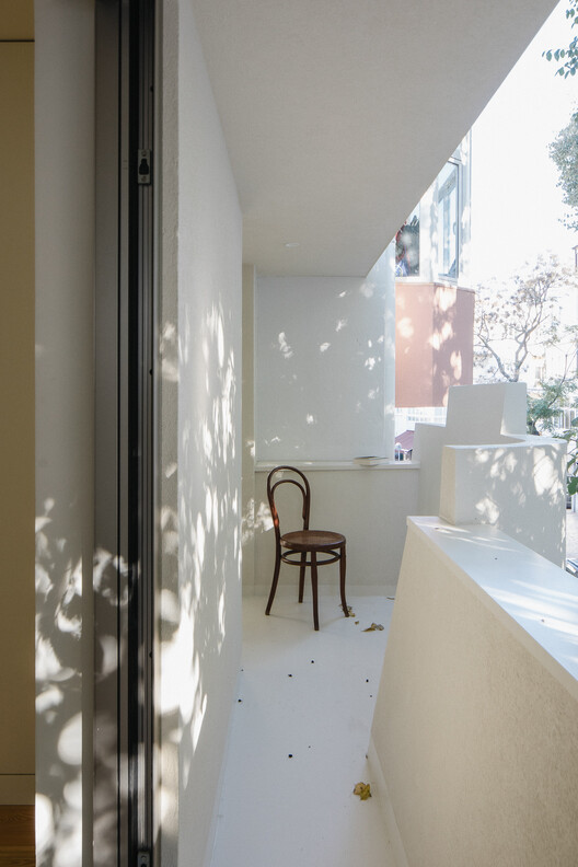 Galvão House / Atelier Cais - Фотография интерьера, окна, стул