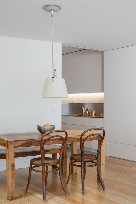 Galvão House / Atelier Cais - Фотография интерьера, кухня, стол, стул