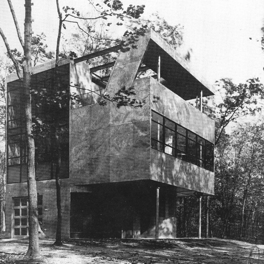 Исторический, готовый к сборке металлический дом известного архитектора-модерниста Альберта Фрея на этой неделе будет перевезен из складского помещения в Нью-Йорке в Южную Калифорнию.