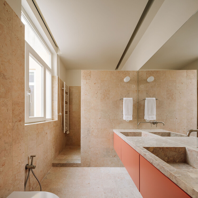Квартира Родригеса Сампайо / Мануэль Качан Тохал - Фотография интерьера, ванная комната, раковина, окна