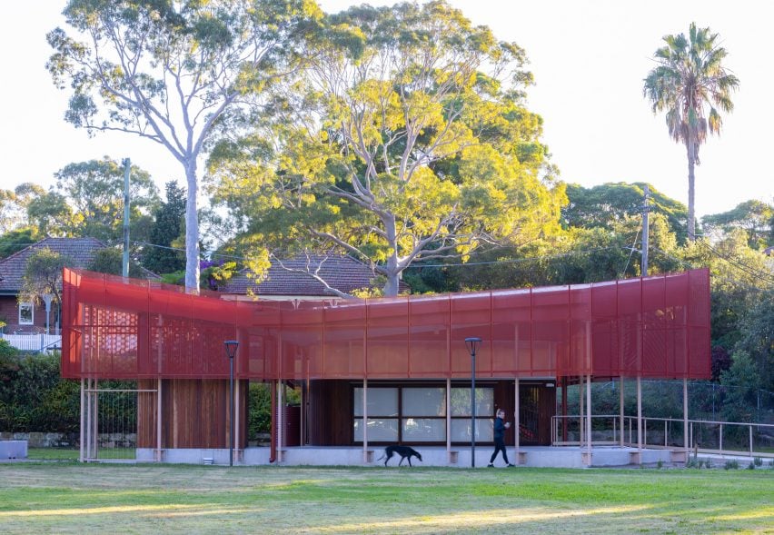 Красная сетчатая крыша общественного центра Hurlstone Park в Сиднее