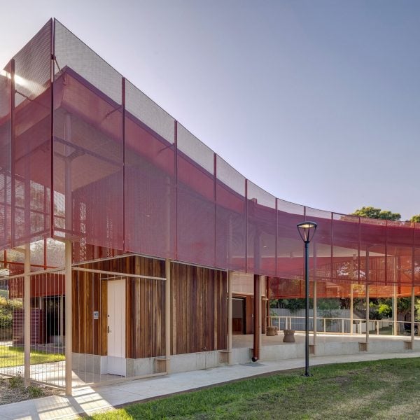 Sam Crawford Architects строит общественный павильон с красной крышей в Сиднее
