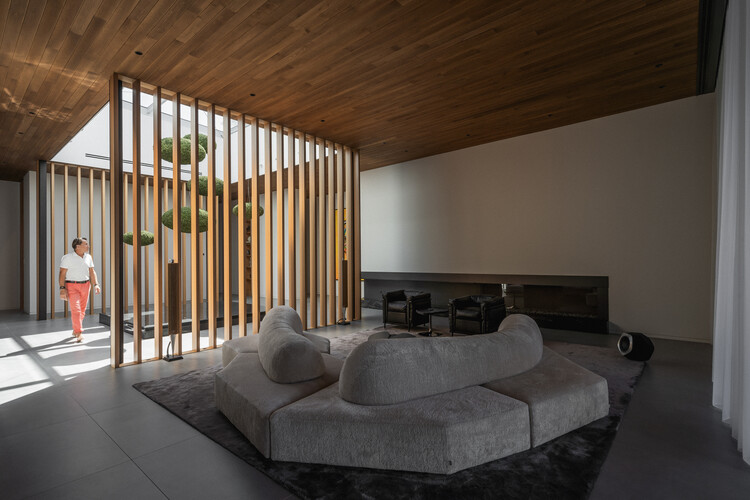 Slate Residence / Blouin Beauchamp Architects — Фотография интерьера, гостиная, балка