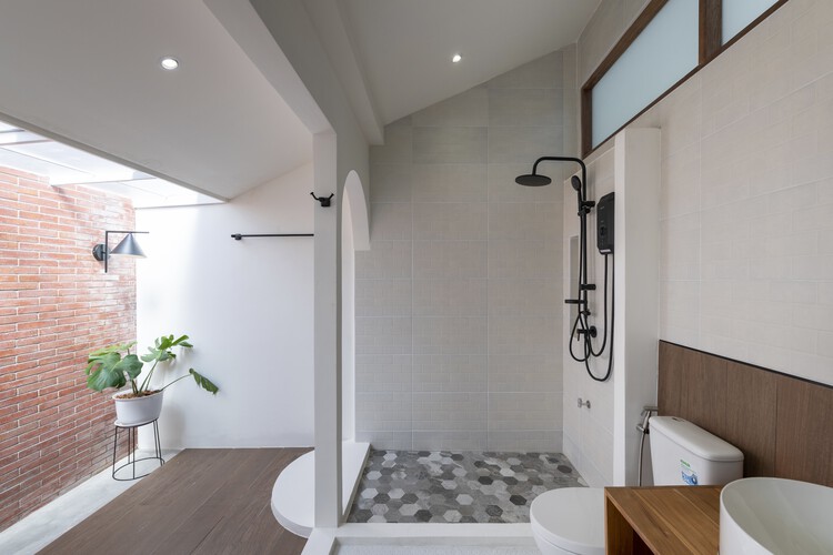 Umong House / Studio Mai Mai - Фотография интерьера, ванная комната, ванна, душ