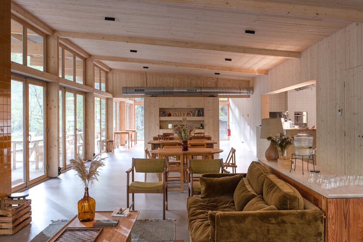 Youza Eco-Lodge / Rodaa Studio - Фотография интерьера, гостиная, стол, стул, балка