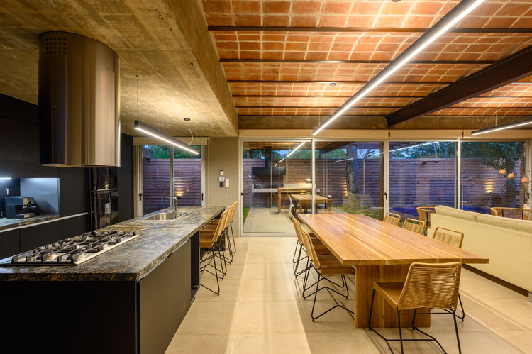 pb House/ A+R MODEJAR ARQUITECTOS - Фотография интерьера, кухня, стол, раковина