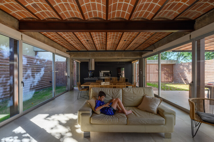 pb House/ A+R MODEJAR ARQUITECTOS - Фотография интерьера, гостиная, диван, балка, окна