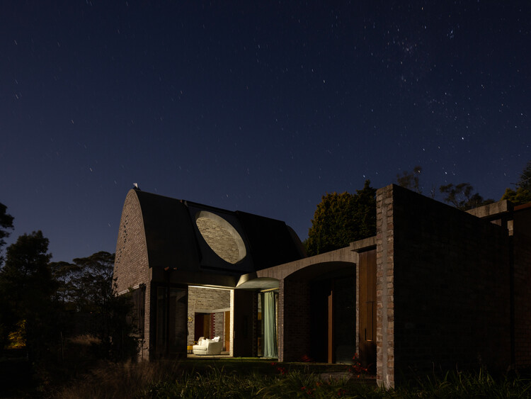 Дом в ночном небе / Архитектура Питера Статчбери — фотография экстерьера, окна