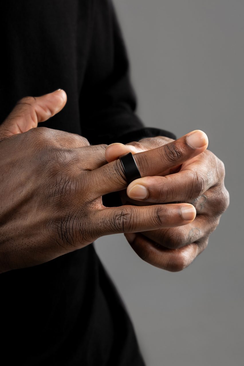 Фотография крупным планом рук мужчины, когда он снимает кольцо с пальца