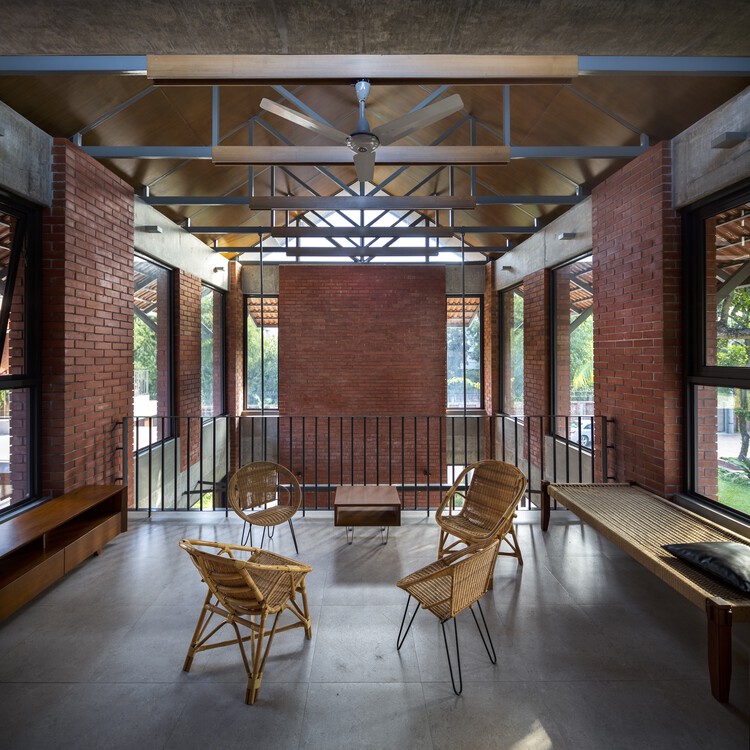 Резиденция Маайер Анчол / INDESOL Architects + Neoformation Architects - Фотография интерьера, окна, стул, балка