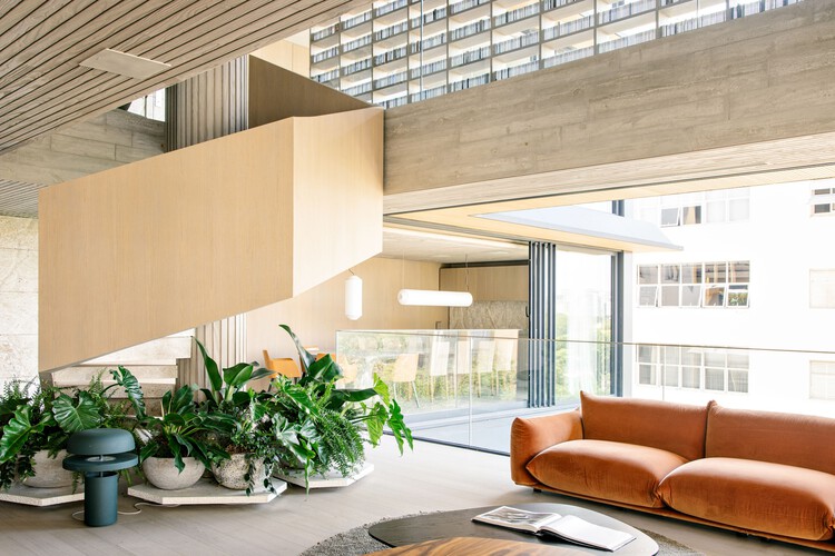 Nube Apartment / Nati Minas & Studio — Фотография интерьера, гостиная, окна, стол